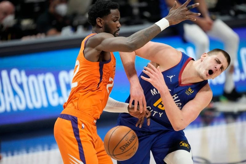 DeAndre Ayton防守Nikola Jokic。 圖／美聯社／達志影像
