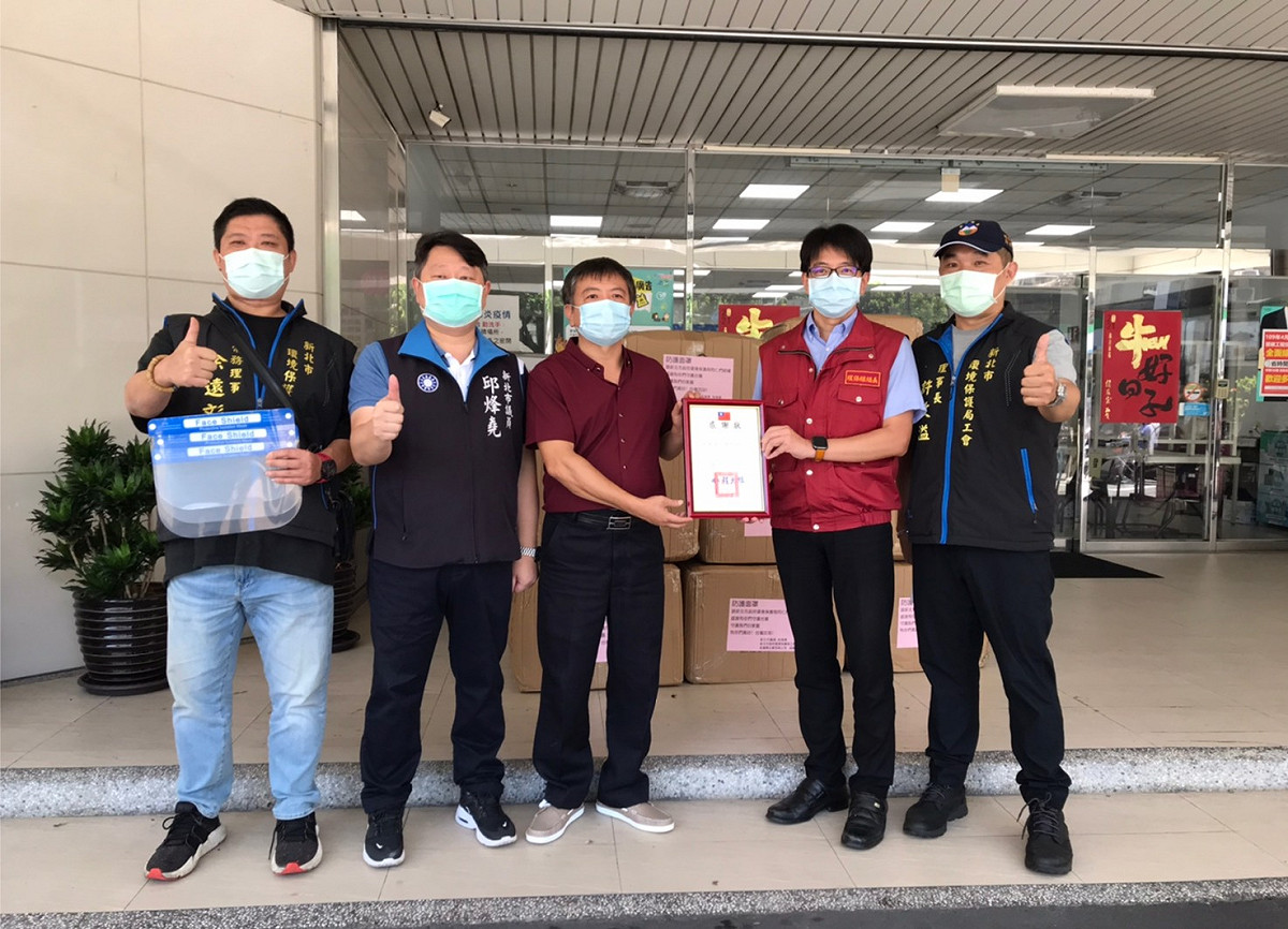 新北市議員邱烽堯(左二)與鉅富陽企業有限公司、環保局工會，捐贈新北市環保局5500個防疫面罩，給第一線清潔隊員使用，環保局長程大維(右二)代表接受。 圖：邱烽堯提供