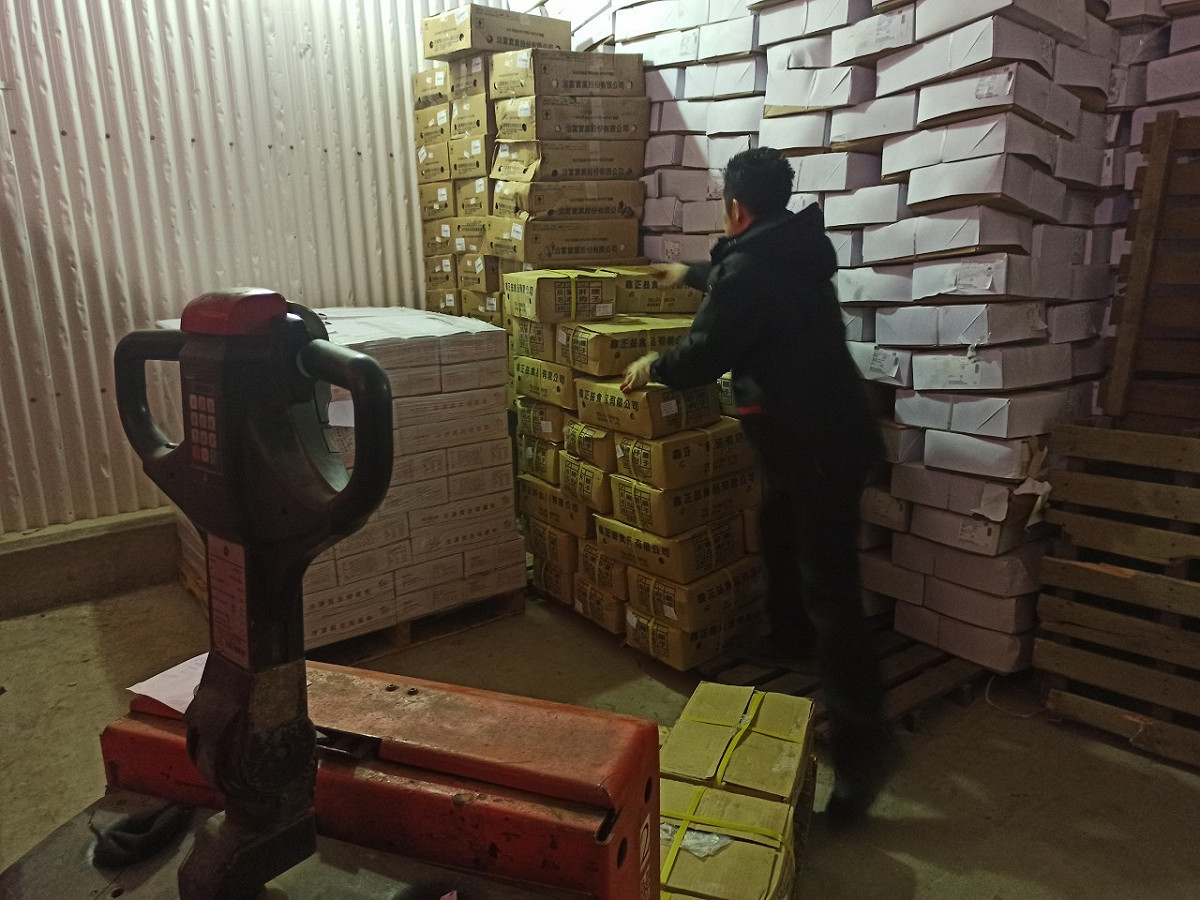 自閉症青年阿育獲得華漢冷凍任用擔任理貨員，態度認真，就職滿半年獲擢升為理貨專員。 圖：新北市政府勞工局提供