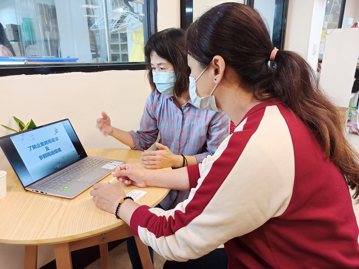 企業服務專員(左1)向雇主介紹身障就業資源 圖：新北市政府勞工局提供