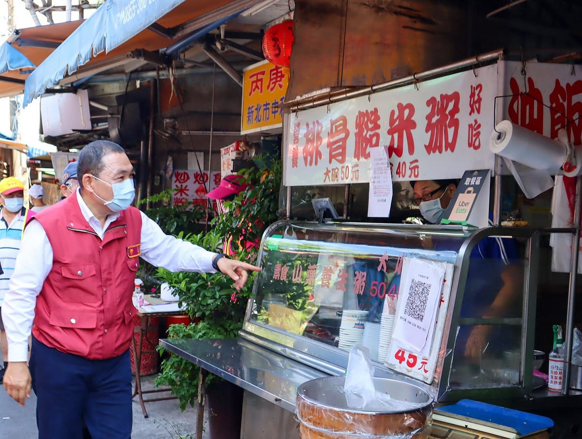 侯友宜於端午連假首日視察中和福美(福祥)民有市場，市場落實防疫，禁止汽機車進入，並於出入口實施實聯制、量額溫、手部消毒及身分證末碼分流管控 圖：新北市政府經發局提供