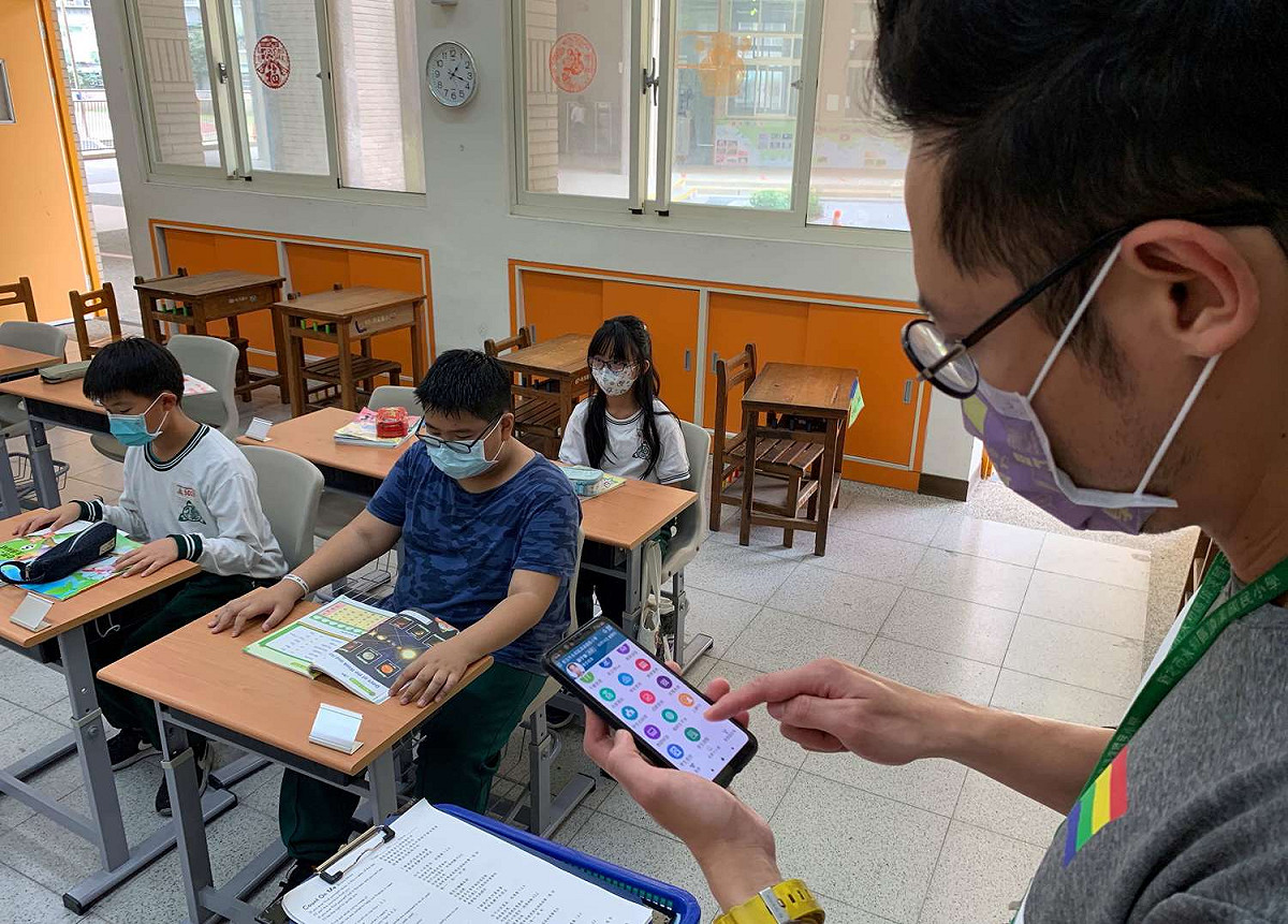 教師使用校園通APP可以快速完成線上點名 圖：新北市政府教育局提供
