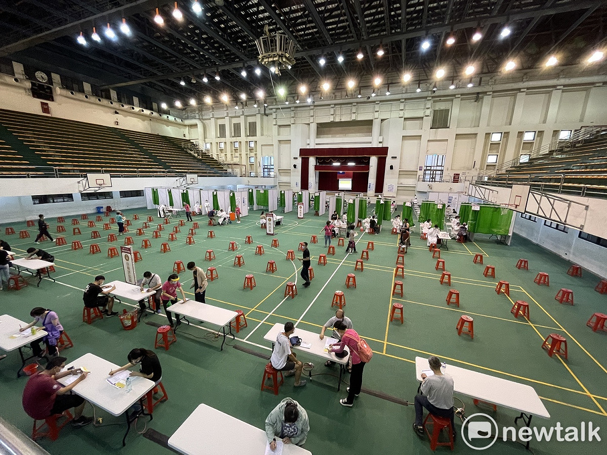 今日上午新營體育館接種站預計施打1000至1200人次，接種對象皆為已造冊之第一類到第五類優先對象。 圖：台南市政府提供