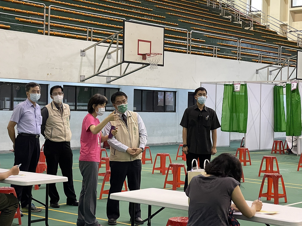 台南市長黃偉哲前往視察疫苗接種情形。 圖：台南市政府提供