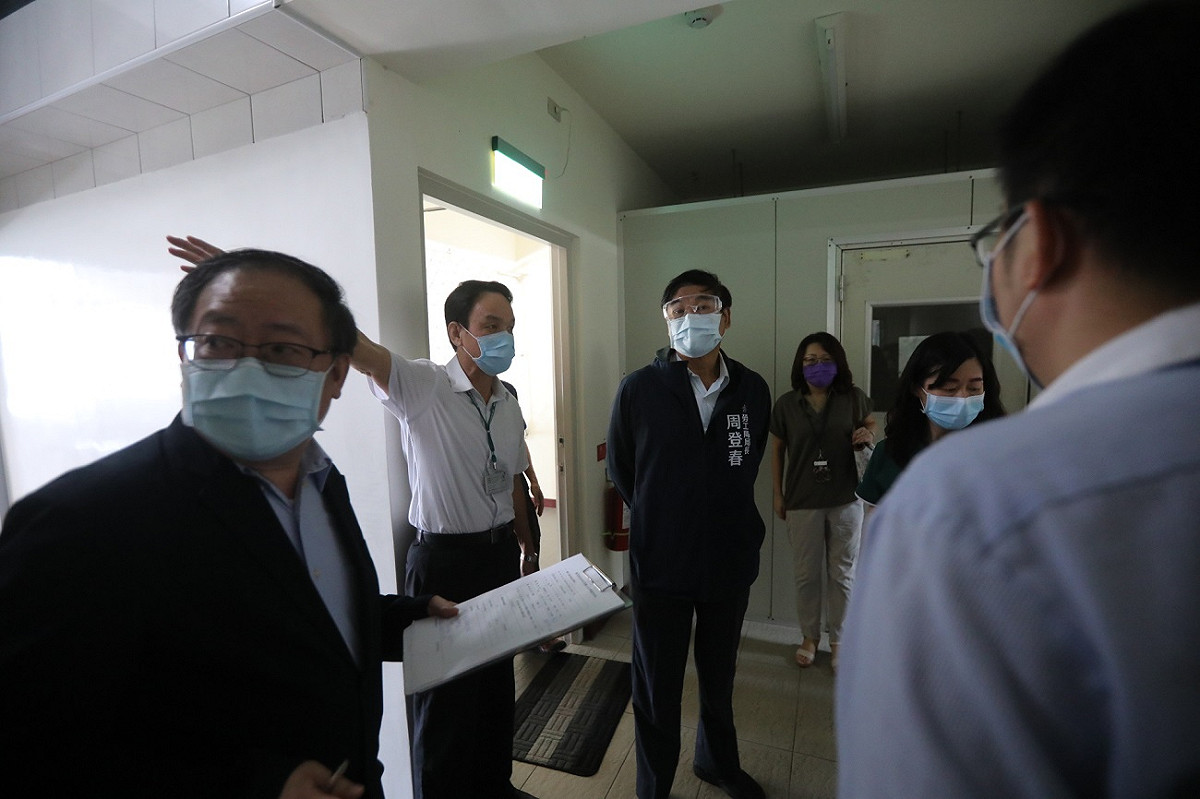 高市勞工局長周登春(中)視察企業移工宿舍。 圖：高市勞工局/提供