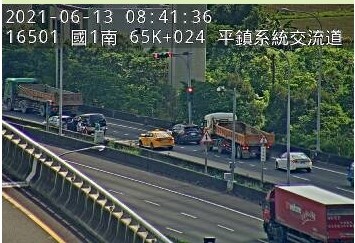 端午第2天國道大致順暢， 國1北向平鎮系統入口上午發生3輛小客車追撞事故。 圖：高公局／提供