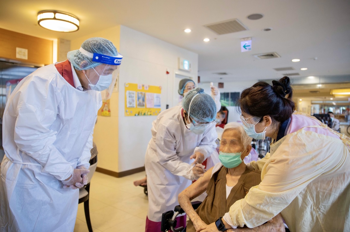 侯友宜感謝醫護同仁全力協助施打 圖：新北市衛生局提供