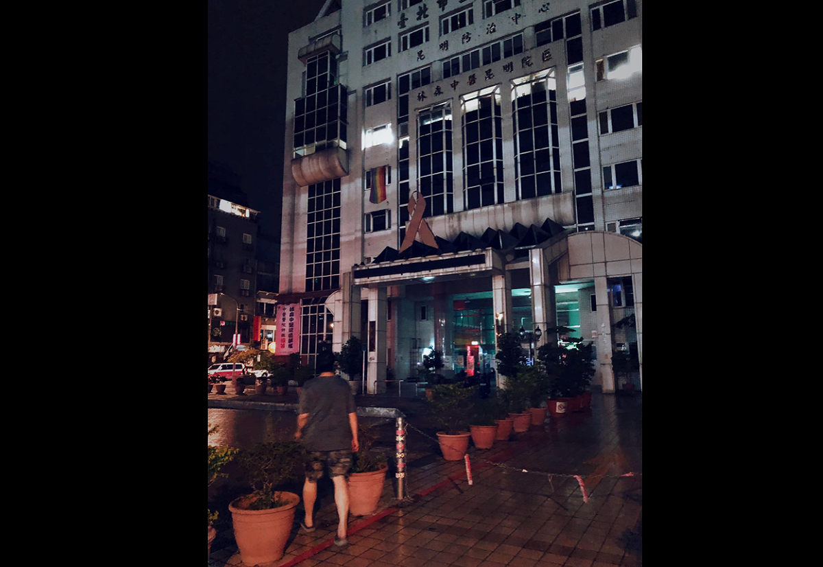 聯合醫院中興院區藥劑主任昨晚在臉書翁紹恩表示，13日該院要進行大型疫苗接種，但12日卻等始終等不到疫苗，聯繫多次卻得到再「等等」的回覆，他形容「借一百萬或許比借疫苗容易」。 圖：翻攝自翁紹恩臉書