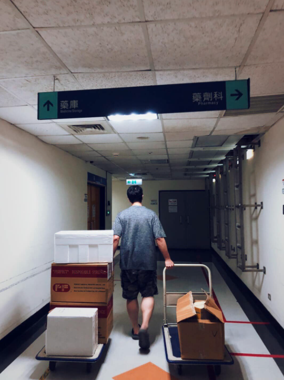 翁紹恩說，自己搬了兩大車的表單和疫苗，但兩、三台計程車聽聞目的地為中興院區，便拒絕前往，最終仍在友人協助下，在13日0點20分將疫苗送至院區。 圖：翻攝自翁紹恩臉書
