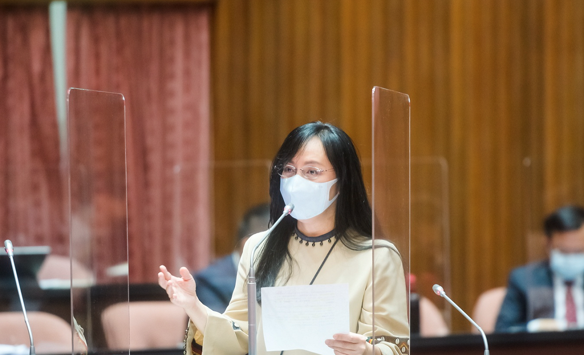 陳瑩今（14日）臉書強調，勞工排富後普發現金之建議並非檄文，她「苦口婆心」勸「獻策的人」莫再「緣木求魚」、「關在辦公室」想政策。最後她說：「儘速把事業單位勞工納入個人補助，才是正道。」 圖：翻攝陳瑩臉書（資料照）