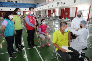 嘉義縣長翁章梁視察民雄國中疫苗接種站。 圖：嘉義縣政府/提供