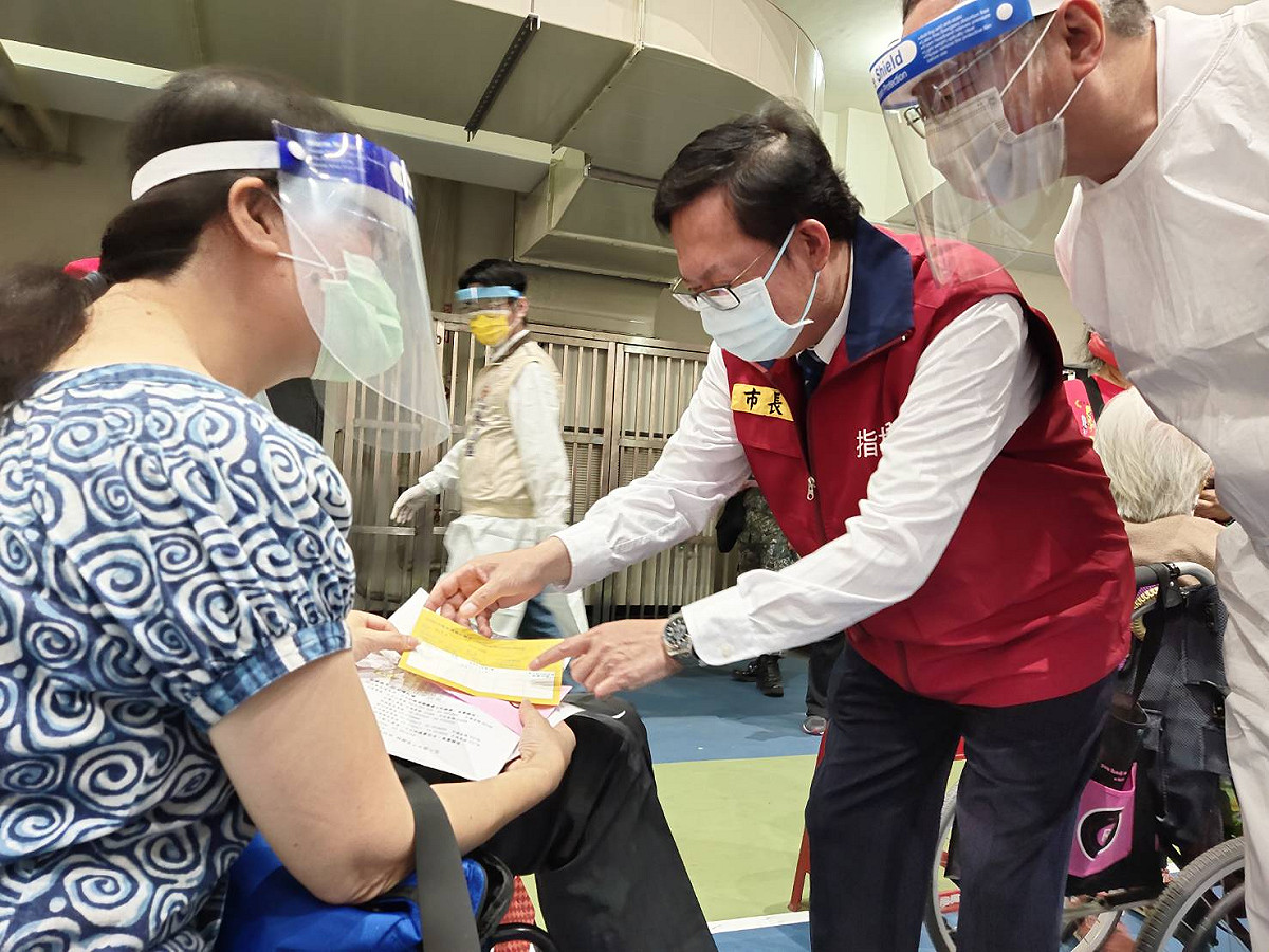 市長鄭文燦視查各接種站施打情形，向長者說明接種流程。 圖：桃園市政府新聞處/提供