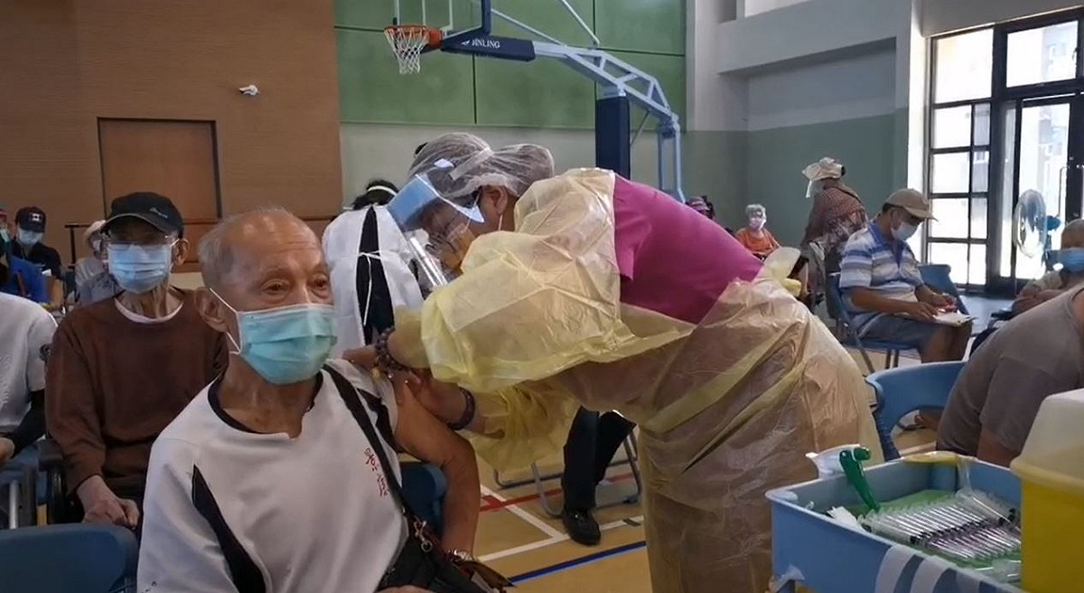 桃園市今針對88歲以上及78歲以上原住民長者接種疫苗。 圖：桃園市衛生局／提供