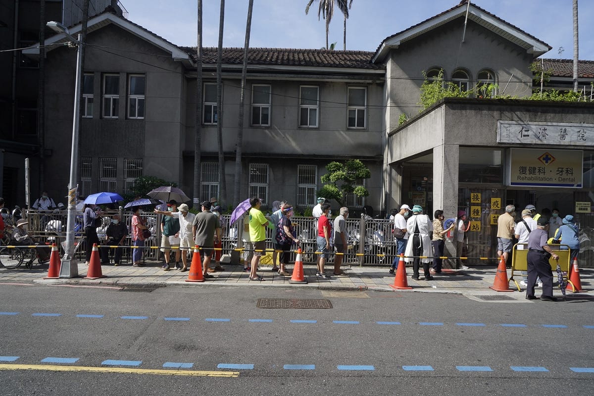 今開放年長者施打疫苗。（圖為萬華仁濟醫院） 圖：張良一／攝