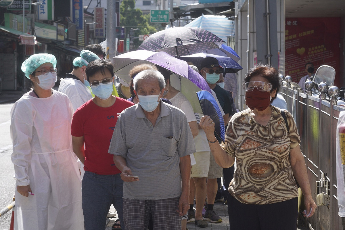 年長者在烈日下排隊打疫苗。（圖為萬華仁濟醫院） 圖：張良一／攝