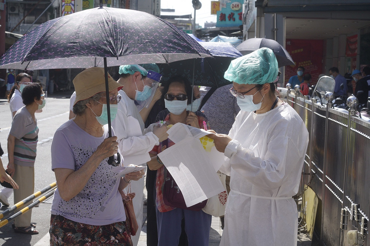年長者在烈日下排隊打疫苗。（圖為萬華仁濟醫院） 圖：張良一／攝