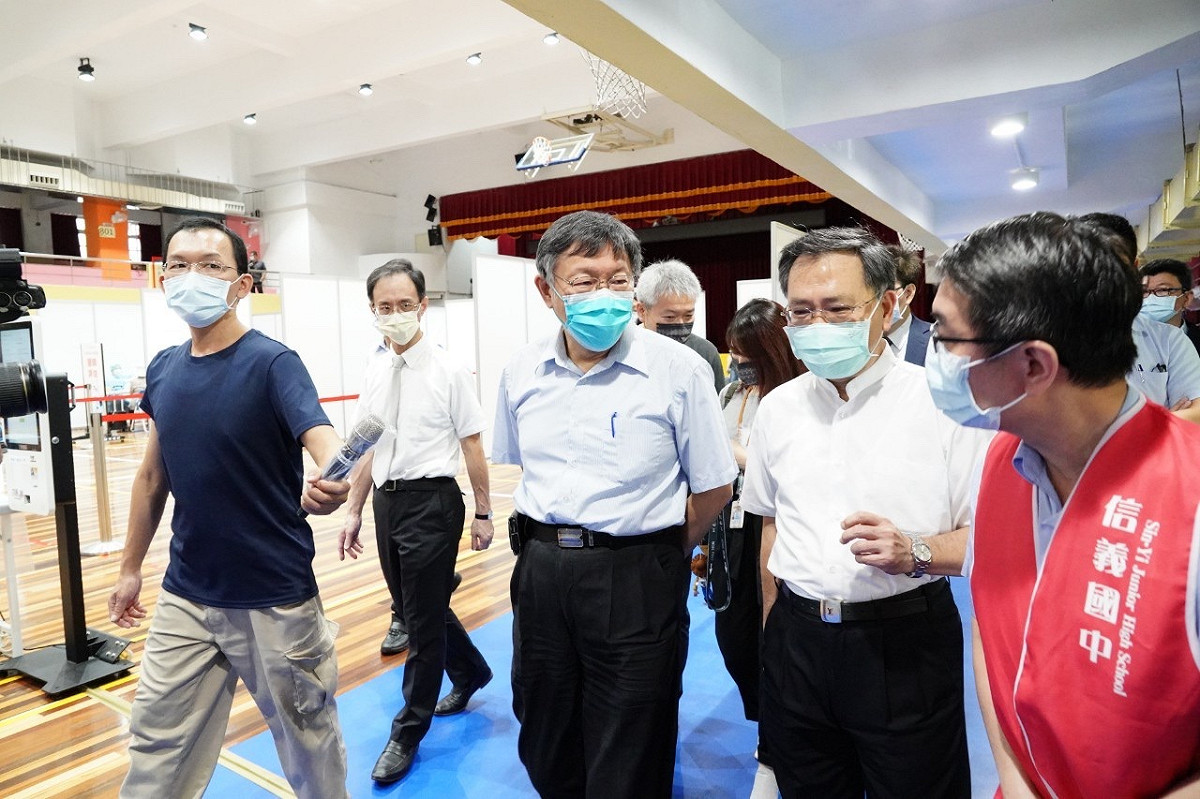 台北市長柯文哲赴信義國中視察首日長者施打疫苗情況。 圖：台北市政府 / 提供