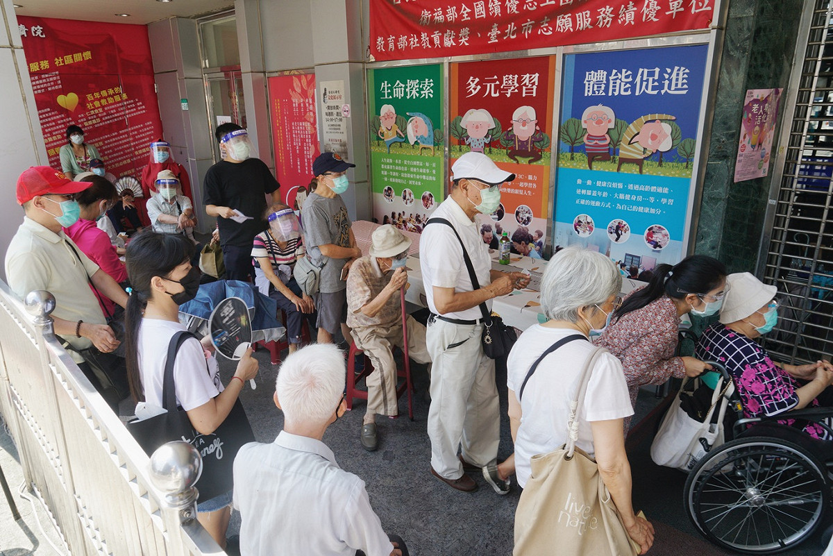 北市今起為長者接種AZ疫苗，由於之前的預約接種只區分上下午時段，未分時，許多萬華區的長者早上八點不到，就頂著大太陽在萬華仁濟醫院外排隊等領號碼牌，由於準備接受接種疫苗的長者眾多，大家全擠在一起，毫無社會距離，就有民眾抱怨：「都擠在一起還需要打針嗎？」 圖：張良一/攝