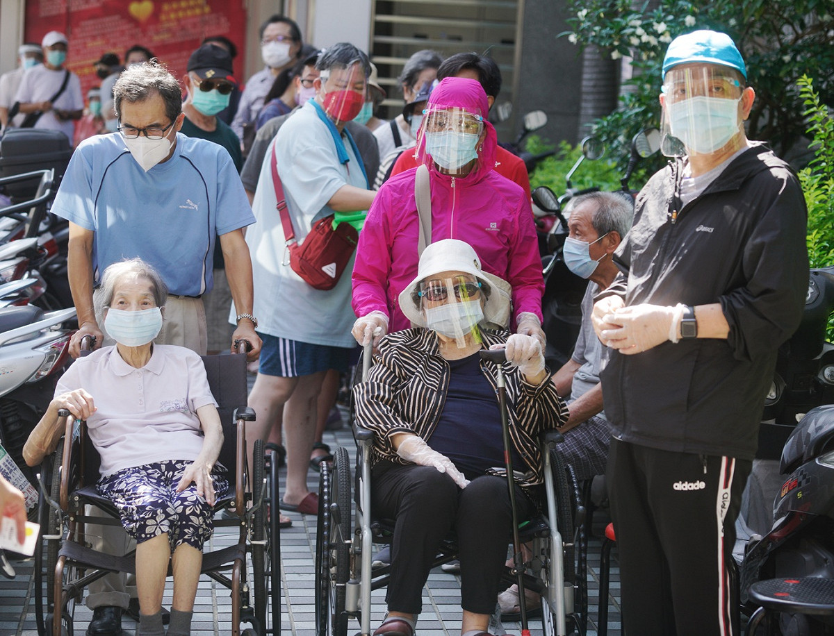 排隊接受疫苗接種的民眾。 圖：張良一/攝