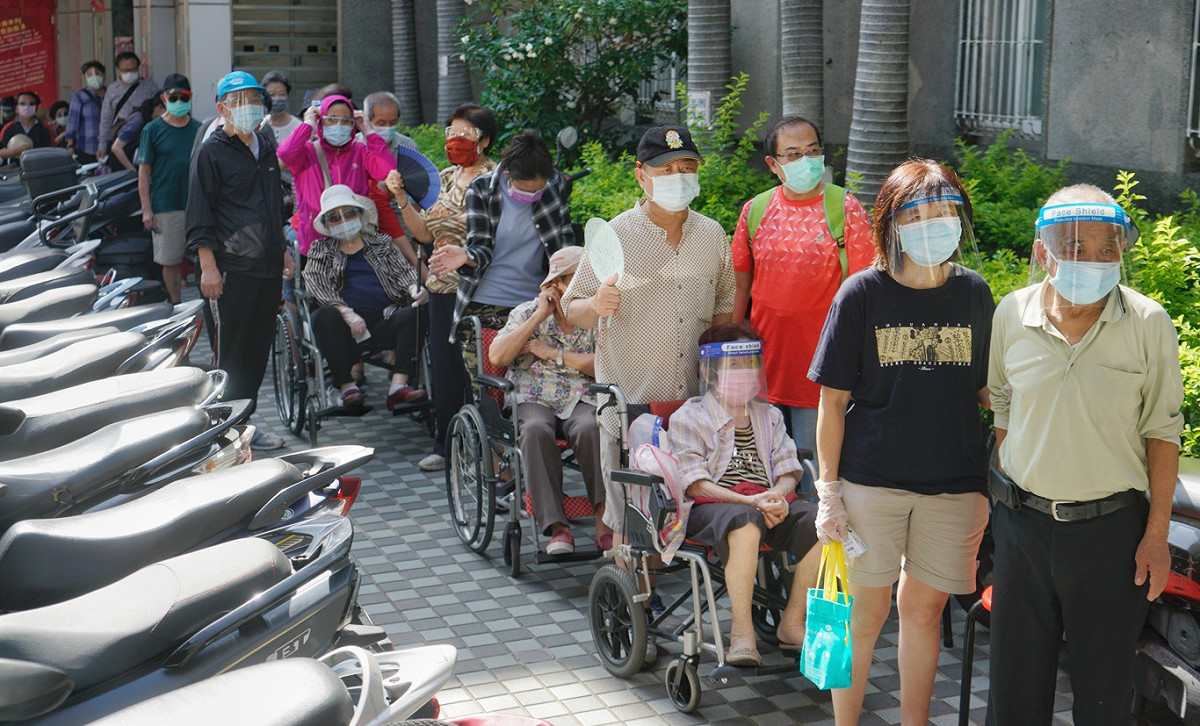 大批長者在醫院外排隊接受疫苗接種，完全無法拉出社交距離。 圖：張良一 / 攝