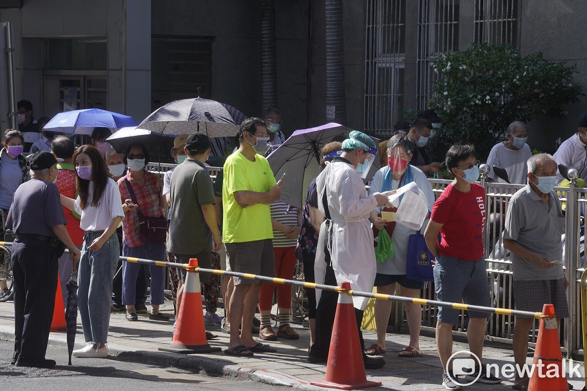 台北市長者疫苗施打首日開放，圖為萬華仁濟醫院施打情況。 圖：張良一 / 攝