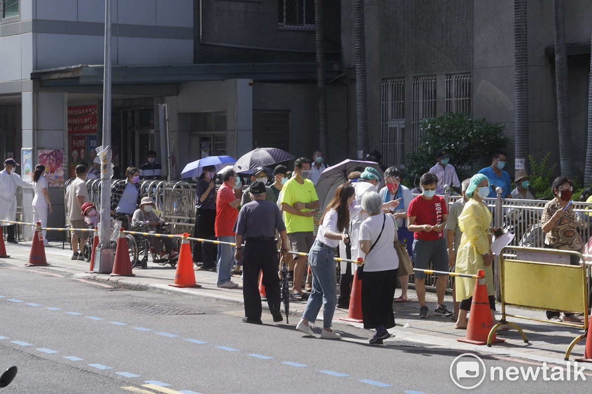 台北市長者疫苗施打首日開放，圖為萬華仁濟醫院施打情況。 圖：張良一 / 攝