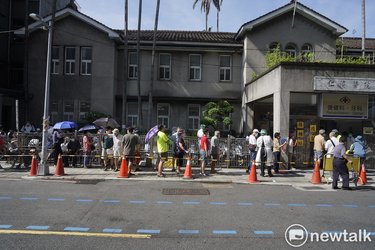 台北市長者疫苗施打首日開放，圖為萬華仁濟醫院施打情況。 圖：張良一 / 攝