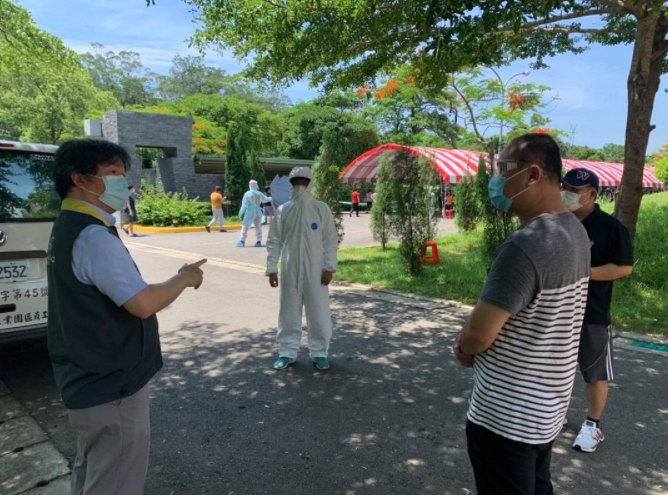 王必勝表示，15日起將針對6家電子廠1400名高風險移工進行PCR篩檢。 圖：翻攝自王必勝臉書