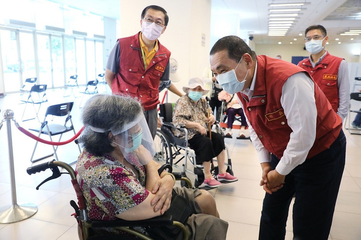 侯友宜視察85歲以上長者疫苗接種情形。 圖：新北市政府/提供