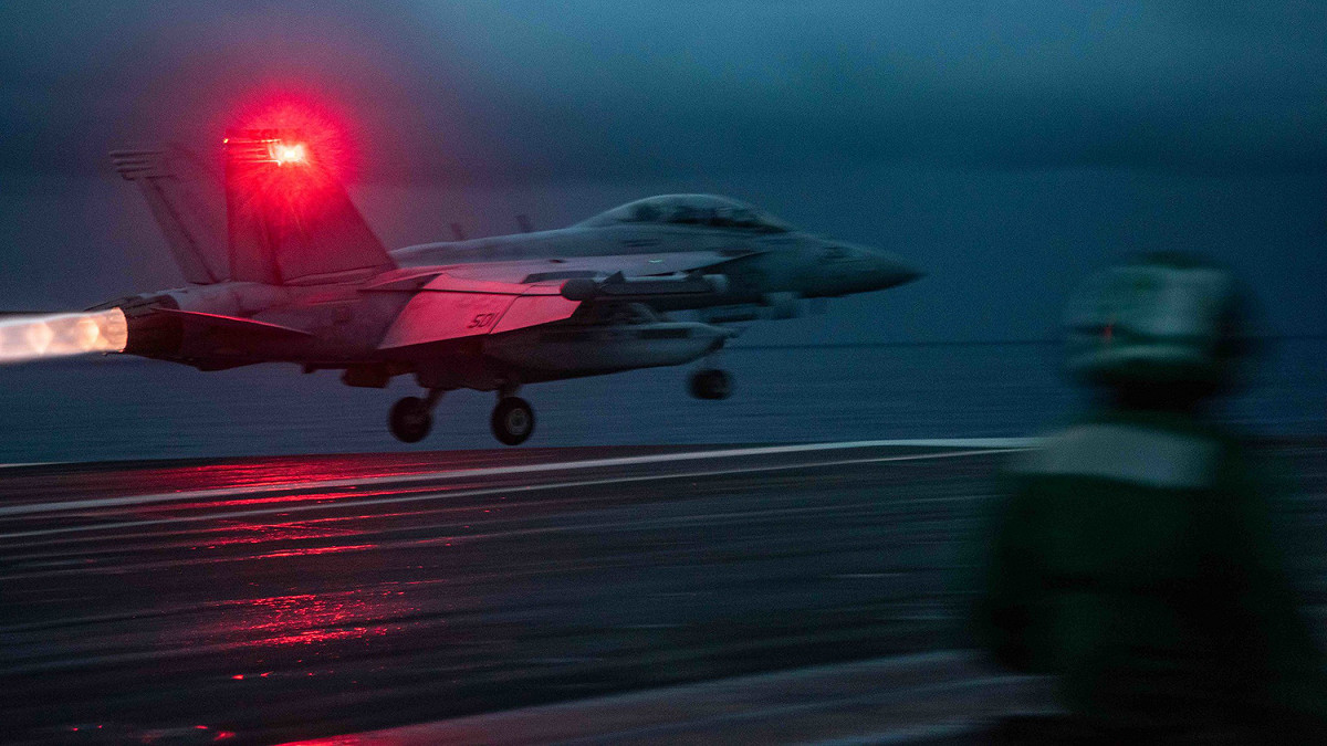 「雷根號(CVN-76)」航空母艦抵達南海，艦載F-18隨即展開夜間起降訓練。 圖：翻攝U.S. Pacific Fleet推特