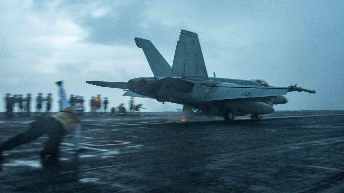 「雷根號(CVN-76)」航空母艦抵達南海，艦載F-18隨即展開夜間起降訓練。 圖：翻攝U.S. Pacific Fleet推特