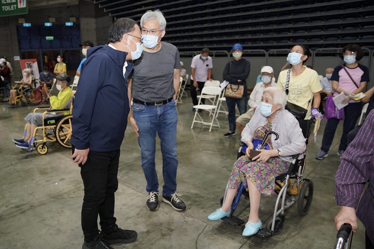 史哲(左)探視接種疫苗的長者。 圖：高雄市文化局/提供
