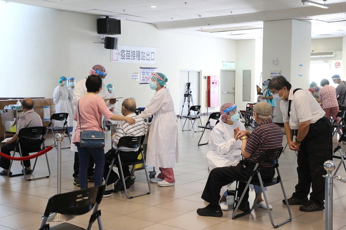 新北85歲長者分區分里分時段安心施打。 圖：新北市衛生局提供