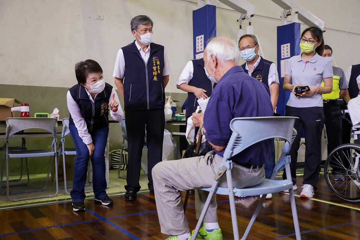 盧秀燕市長視察疫苗快打站首日接種情形。 台中市政府/提供