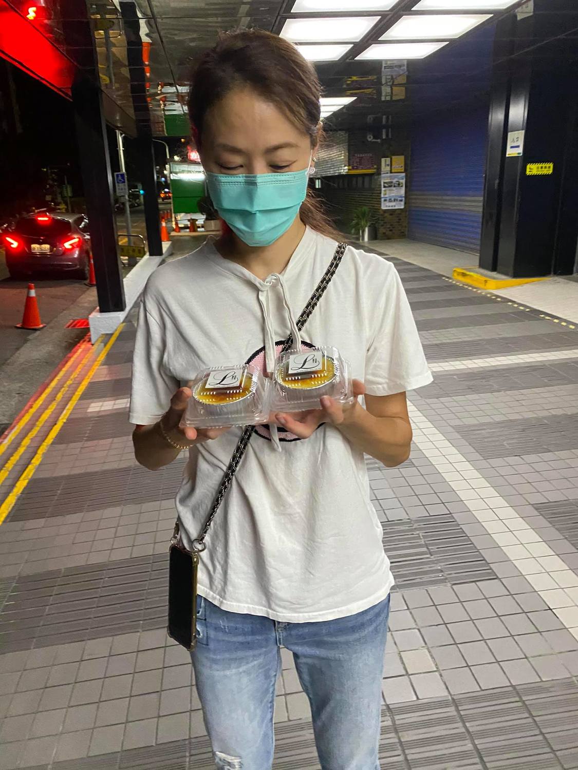 賈永婕送愛心宵夜為醫護打氣。 圖：翻攝自賈永婕FB