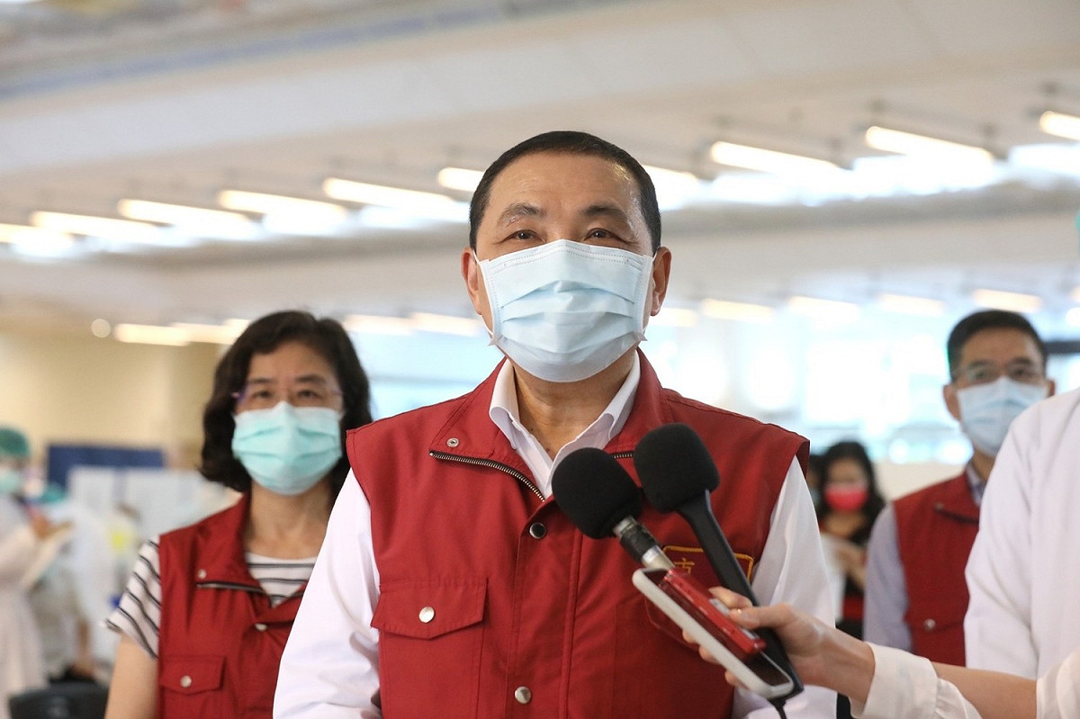 鄭文燦表示，黃光芹長年以來非常有愛心關心幼兒、關心弱勢族群，令人敬佩。 圖：新北市政府／提供