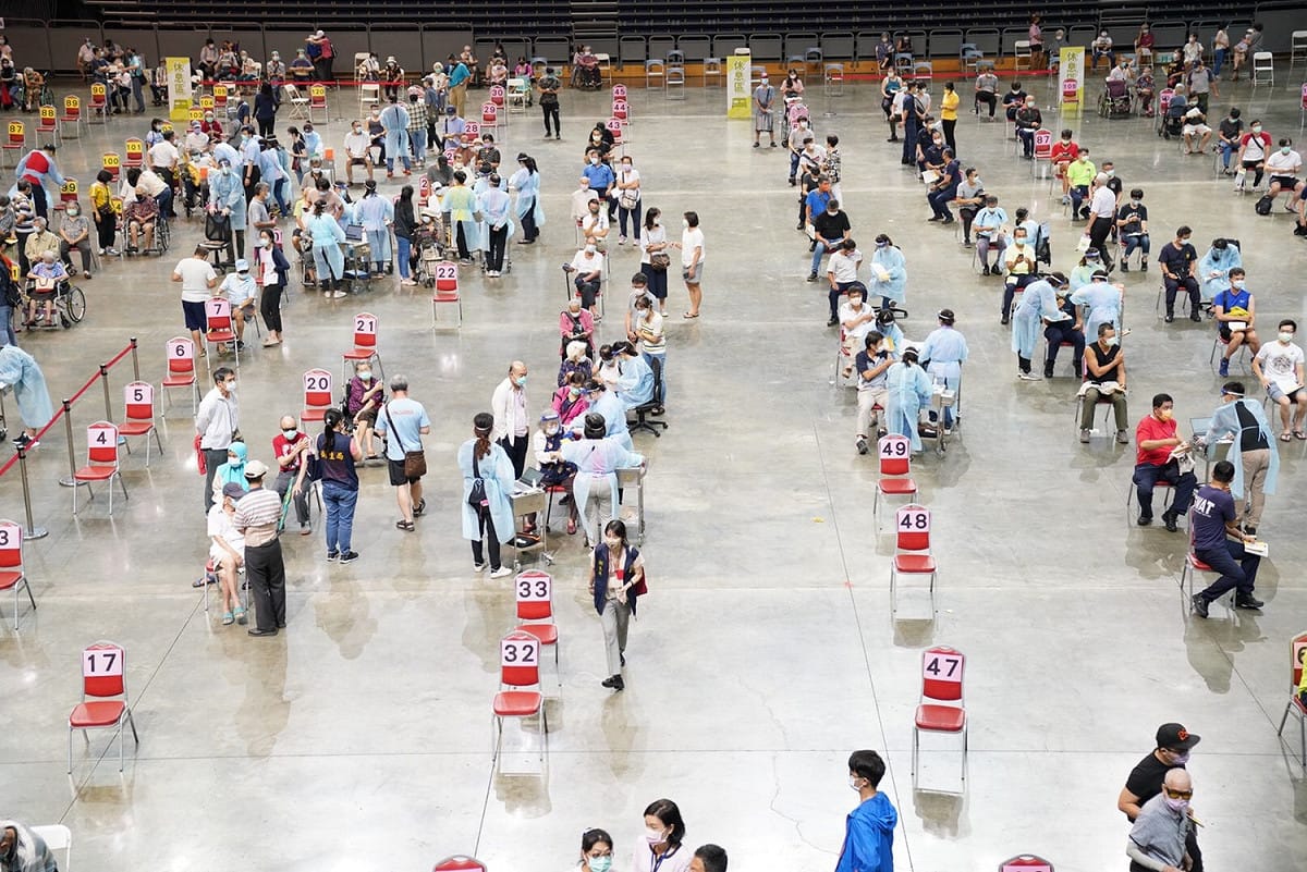 高雄巨蛋接種站大規模施打情形。 圖：高雄市政府提供