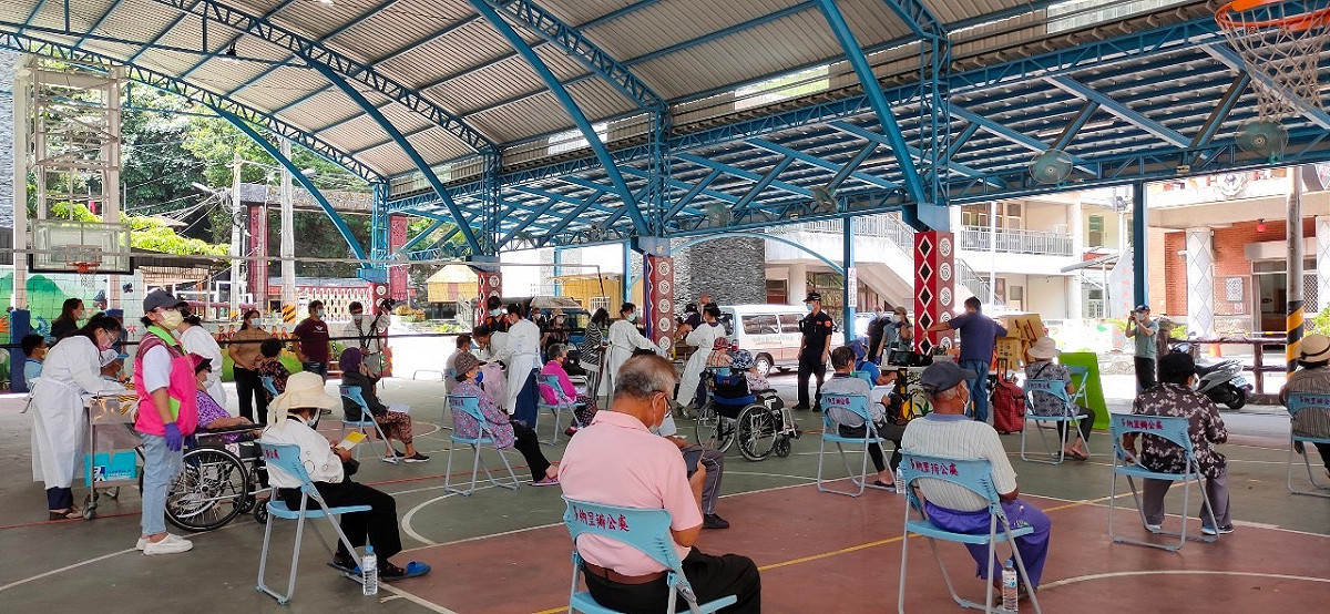 茂林區原住民長者排排坐，等著施打疫苗。 圖：高雄市政府/提供