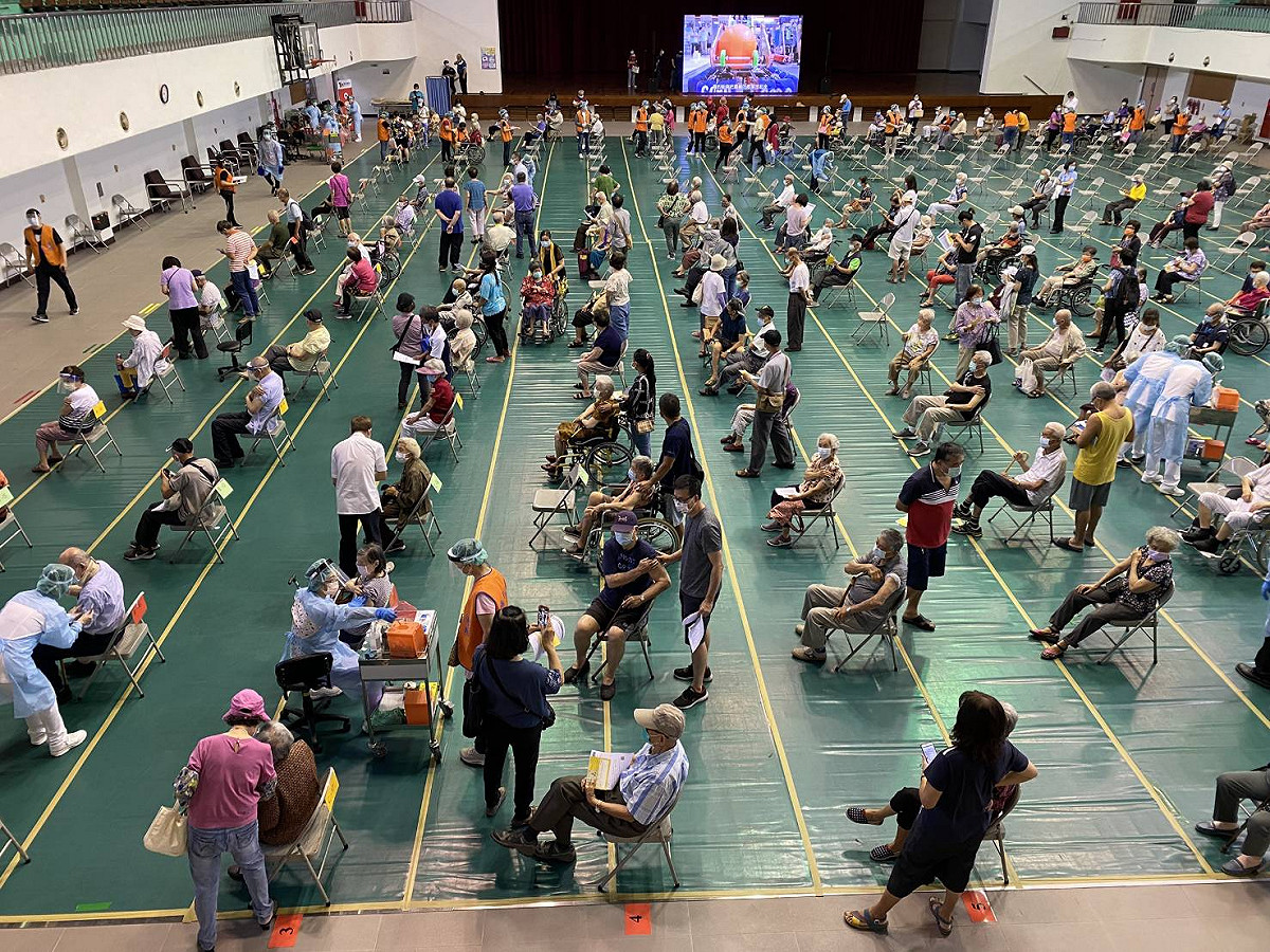 嘉義市今（15）日在港坪運動公園體育館為長者施打AZ疫苗。 圖：嘉義市議員陳家平/提供
