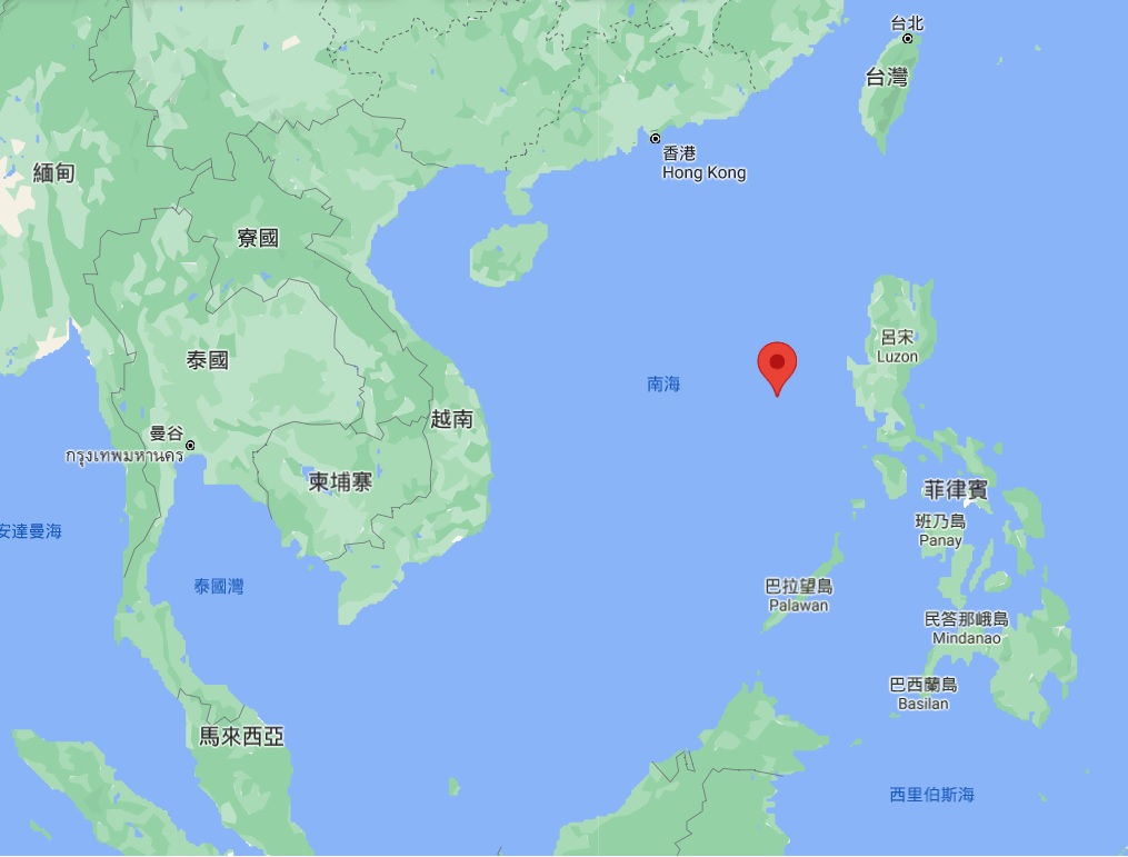 中國大陸黃岩島填海造島，若完成後配合反艦巡弋飛彈部署，中國戰力將可箝制菲律賓，涵蓋整片南海。圖中紅點標示區即為黃岩島位置。 圖：翻攝Google Map