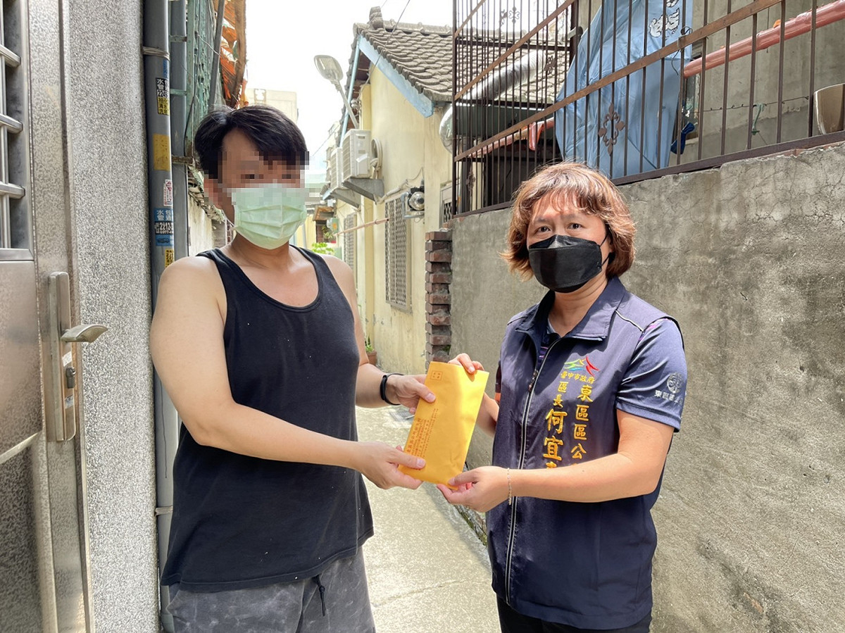 東區區長何宜真代表市長盧秀燕前往關懷慰問家屬。 台中市政府/提供