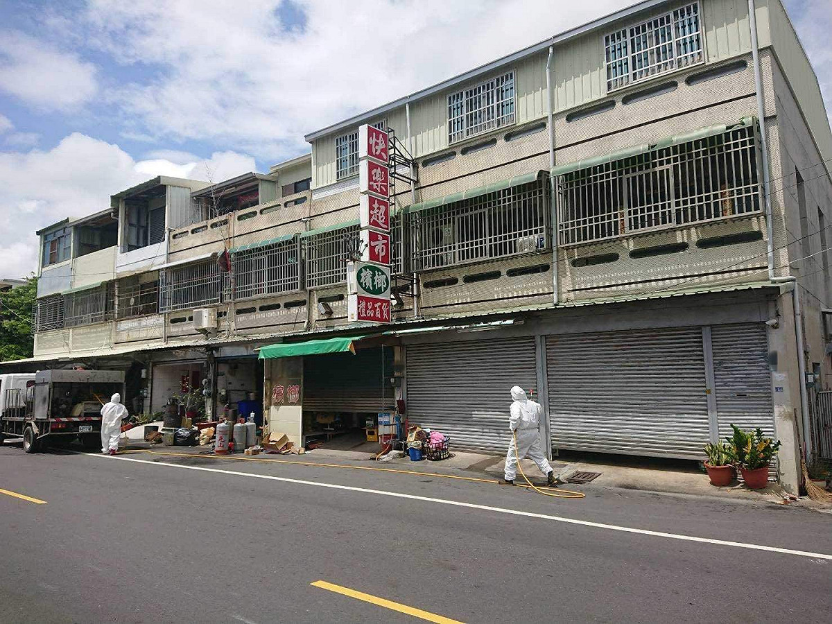 嘉義縣東石鄉一家7-11超商店員確診，縣府派員到確診者足跡所到之處消毒。 圖：嘉義縣政府/提供