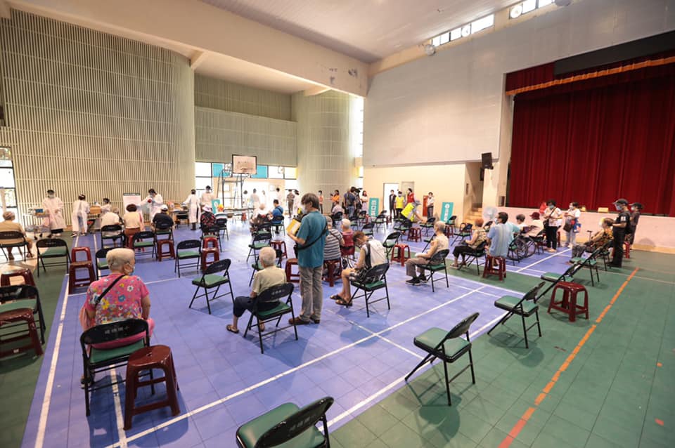 基隆市今(15)日起全面提供85歲(原住民75歲)以上長者施打疫苗。 圖：翻攝林右昌臉書