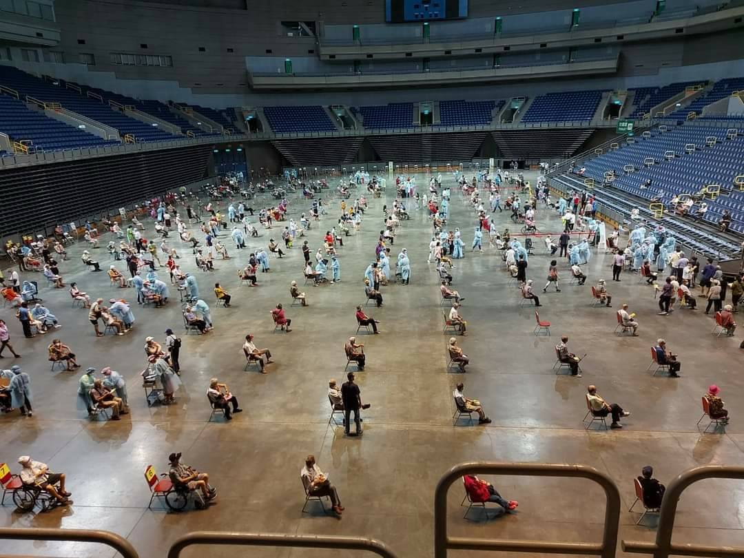 高雄巨蛋接種站大規模施打情形。 圖：翻攝邱俊憲臉書