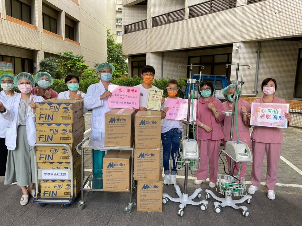 侯昌明、曾雅蘭夫妻檔所捐贈的物資，包含2台號稱「救命神器」的高流量氧氣鼻導管全配系統（HFNC）、2400個N95口罩、10箱補充飲料。 圖：取自侯昌明臉書