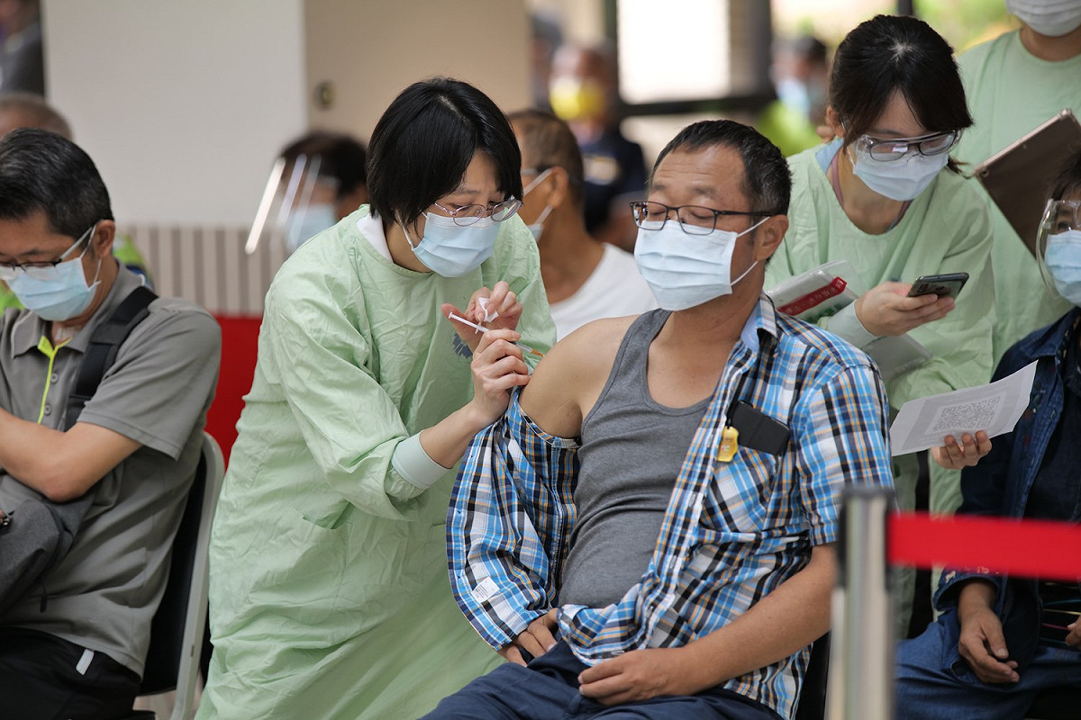 台中榮總表示今（15）日起配合中央政令，將為洗腎病友接種COVID-19疫苗。 圖：台中榮總提供