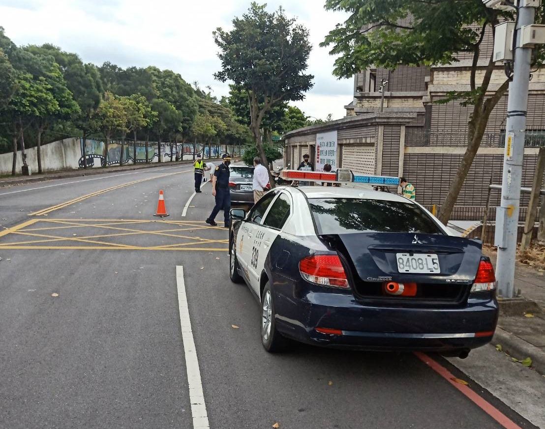 警方協助設交通錐救援犬隻。  圖：新北市動保處提供