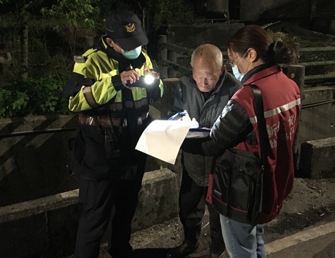 警察協助要求養殖戶配合防疫移動管制。 圖：新北市動保處提供