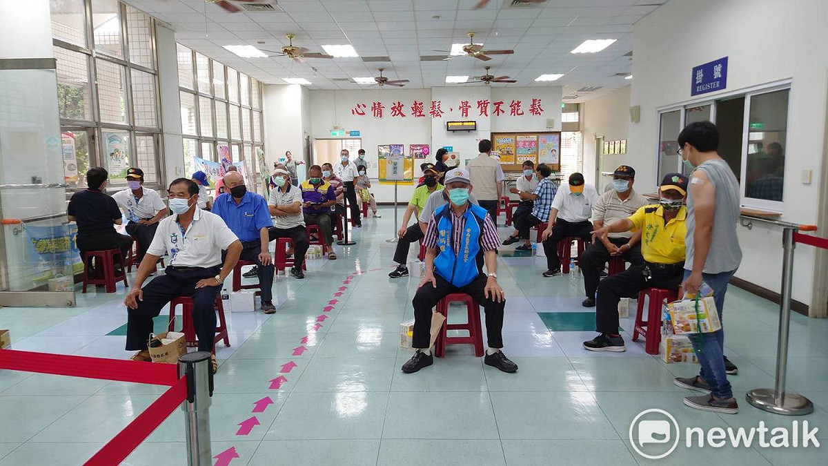 台南市自昨日開始針對85歲以上長者進行COVID-19疫苗接種，為了方便長輩就近施打，台南市長黃偉哲特別請衛生局與診所密切溝通，在全市每個行政區共佈建154個長者專責接種站，長輩平均只要花15分鐘車程，就能抵達離家最近的接種站。 圖：台南市政府提供