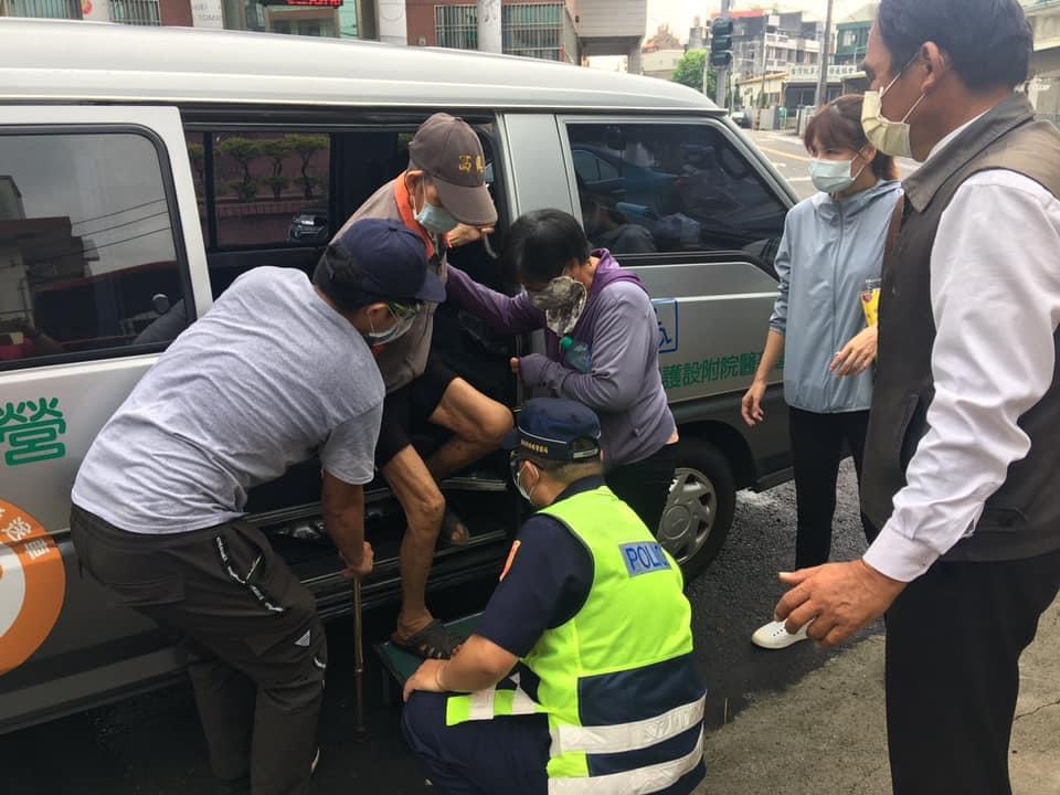 在市府相關單位工作人員的傾力協助下，長者接種疫苗時都能獲得妥善照顧。 圖：台南市政府提供